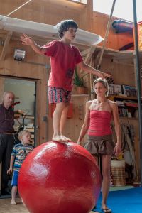 Laufen auf der Kugel im Kinderzirkus vom Zirkus Meer