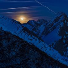 Der Mond über einer Bergkette - Foto von Nicolas Pasqualini