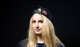 Erstmalig treten auch Frauen beim Air + Style an. Hier Anna Gasser