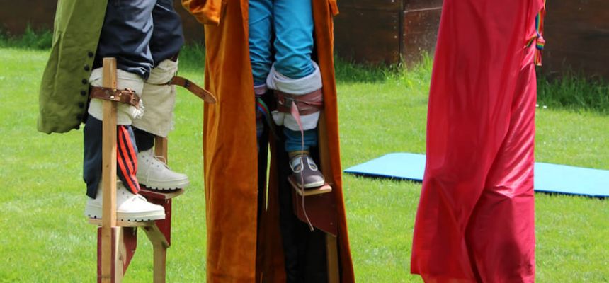 Stelzengehen im Kinderzirkus vom Zirkus Meer