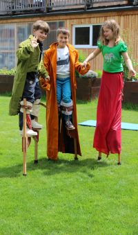 Stelzengehen im Kinderzirkus vom Zirkus Meer